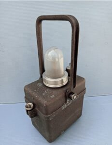 Une lanterne Wonder en fonte d'aluminium peinte en marron et oxydée