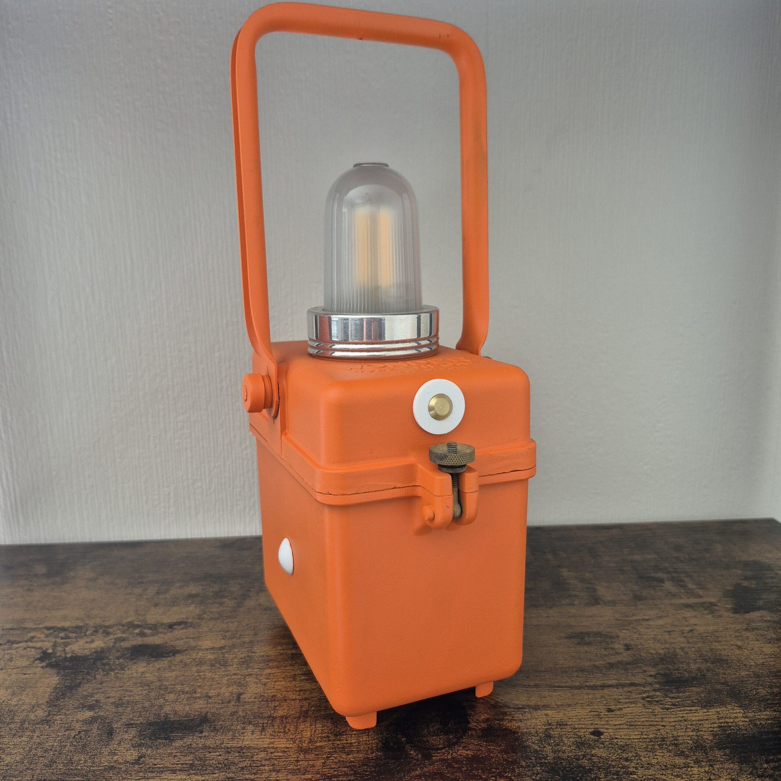 Ancienne lanterne à pile en fonte d’aluminium de marque Wonder, peinte en marron. J’ai été entièrement sablée, apprêtée, peinte en orange puis équipée d'une batterie rechargeable et d’une ampoule LED