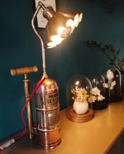 15:31Claude a répondu : > Luminaire surcyclé sur pulvérisateur ancien en cuivre poli avec pompe laiton et poignée bois, bras coude cuivre, câble tissu rouge, abat-jour orientable. Luminaire surcyclé sur pulvérisateur ancien en cuivre poli, bras coude cuivre, câble tissu rouge, abat-jour orientable